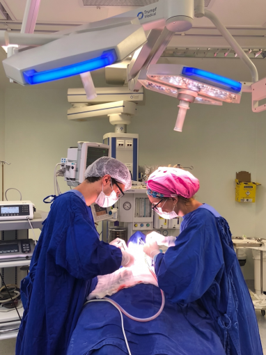 Dr. Gustavo em cirurgia no centro cirúrgico hospitalar